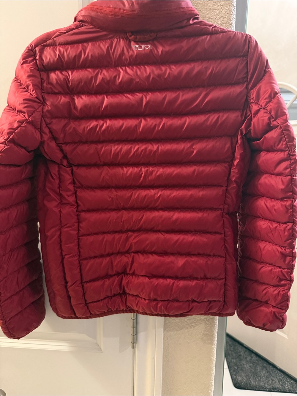 Tumi Packable Women's Red Quilted Puffer - Picture 8 of 8